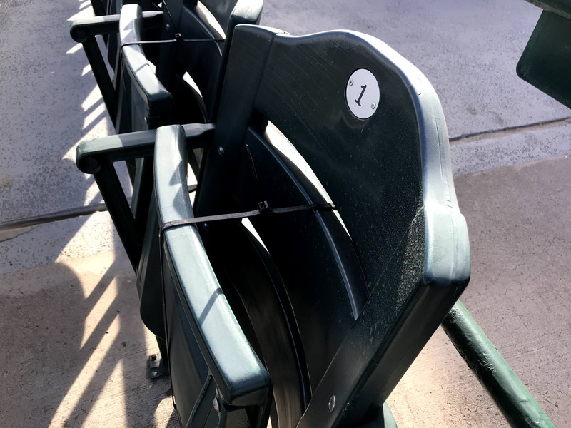 大聯盟球場防疫  塑膠條封住椅子