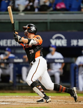 鄭鎧文連2場開轟 獅隊追上桃猿已無勝差