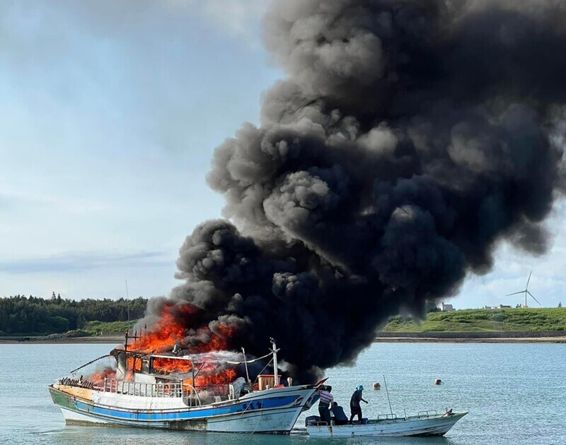 澎湖漁船返港起火燃燒  船主滅火燒傷手臂 | 華視新聞