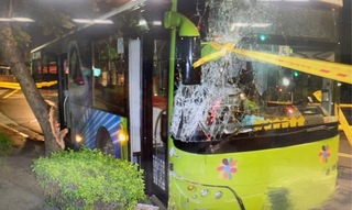 北市北投區公車自撞路樹 車上3人無恙