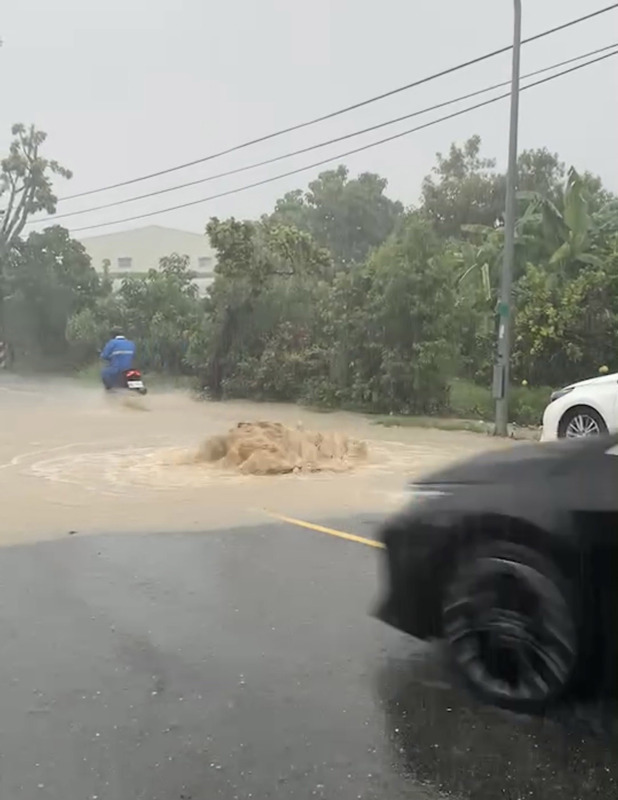 台南局部強降雨  左鎮和大內路基掏空積水封路 | 華視新聞