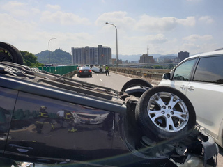 北市水源快速道路車禍 2車翻覆1人重傷