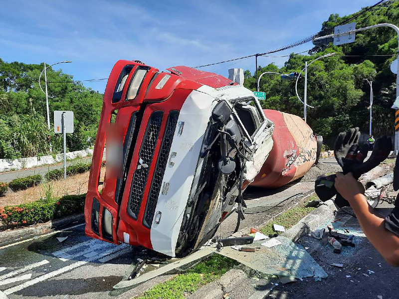 高雄預拌混凝土車翻覆  駕駛命危送醫 | 華視新聞