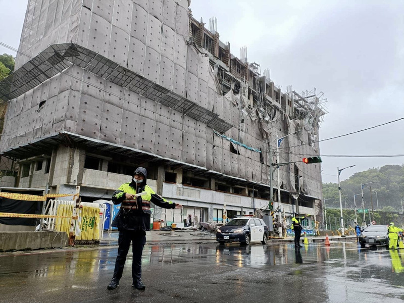 颱風軒嵐諾逼近 吹倒基隆建案鷹架幸無人傷 | 華視新聞