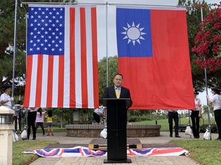 南加州橙縣慶雙十  升巨幅中華民國國旗