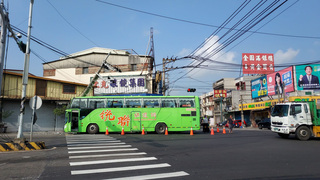 統聯客運嘉義太保撞電線桿  車上沒乘客虛驚一場