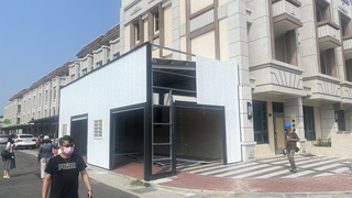 彰化鐵皮屋占用人行道 屋主雇用工人開拆