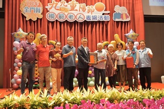 金門表揚模範老人 91歲周振德3代燈塔家族傳佳話