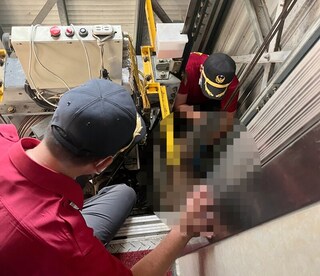 疑安裝電話線滑倒  電梯突墜男子遭夾身亡
