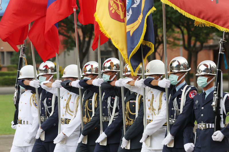 三軍樂儀隊國慶預演 靜默槍法以左手轉槍提升難度 | 華視新聞