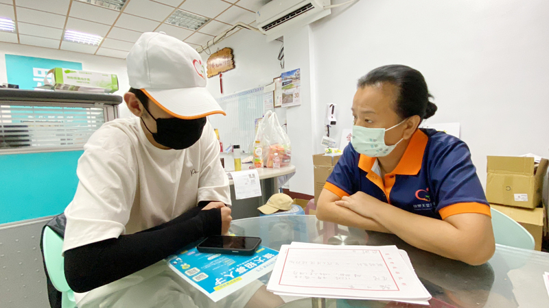 柬埔寨睹台人被打破頭慘死 男逃出詐騙集團返台 | 華視新聞