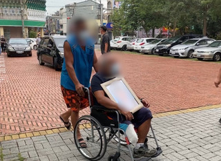 兒遭同事持刀劃頸身亡  父抱遺照赴警局盼查真相