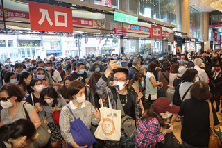 新光三越首波週年慶開跑 吳昕陽首次迎賓致謝