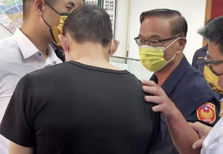 遭警毆傷男子派出所領通知書  警察局長親致歉