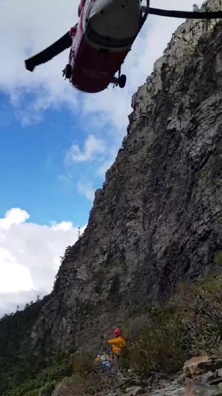 40歲男玉山東峰墜谷百公尺亡 直升機吊掛遺體下山 | 華視新聞
