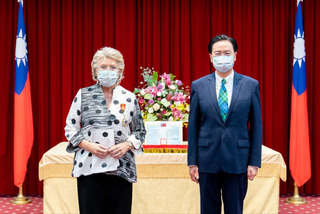長期挺台  前歐盟執委會副主席獲頒特種外交獎章