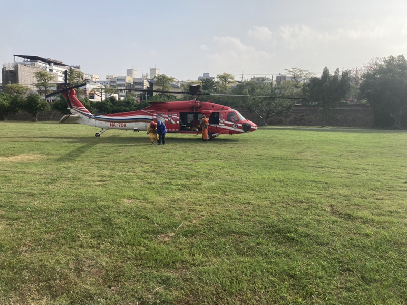 女子攀登南湖大山滑倒腳扭傷  直升機救援送醫 | 華視新聞