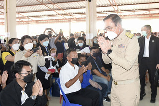 泰國幼托中心殺人案 總理赴現場向家屬致意