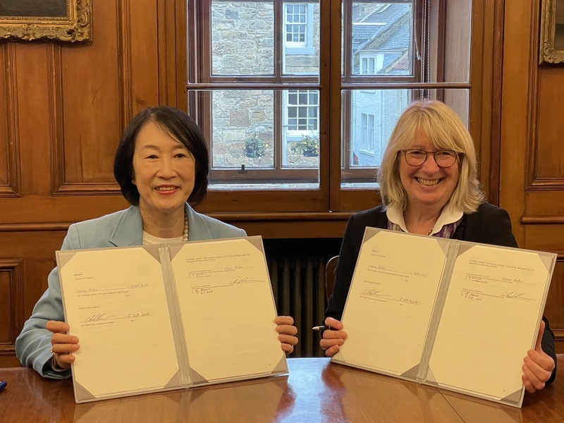 台大與英國聖安德魯斯大學簽姊妹校 合作華語教學 | 華視新聞