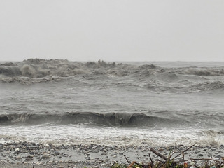 花蓮海域玩SUP立槳遭風浪帶離 5人全救回