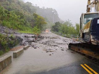 花64線瑞港公路因落石坍方 單線搶通