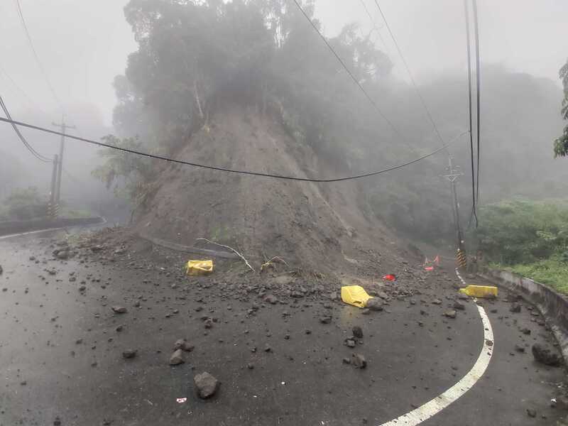 花蓮赤科山、六十石山產業道路因雨落石 交通封閉 | 華視新聞