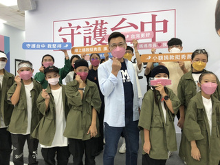 盧秀燕競總開箱捐款小物 燕子口罩象徵守護台中