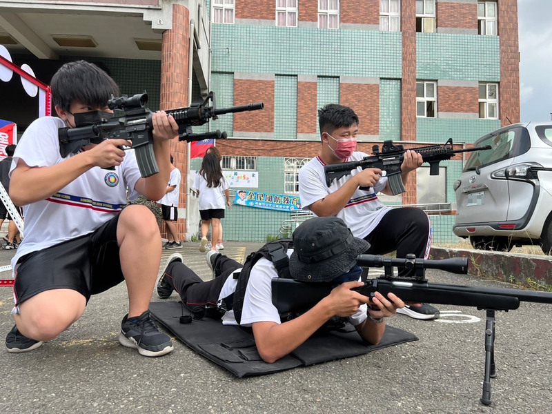 文山高中國防教育 體驗無人機、射擊還走雙繩吊橋 | 華視新聞