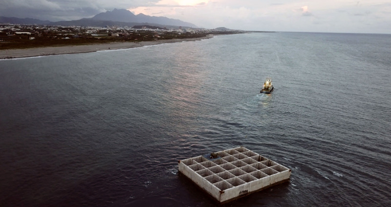 台東富岡漁港改善工程 首座沉箱抵達就位 | 華視新聞