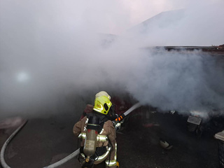 高雄鼓山鐵皮倉庫清晨竄火 濃煙瀰漫街道