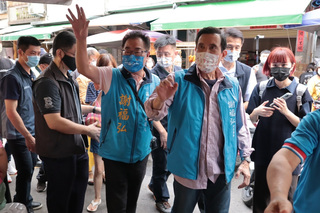 陪同市場掃街 馬英九：相信謝福弘會有好表現