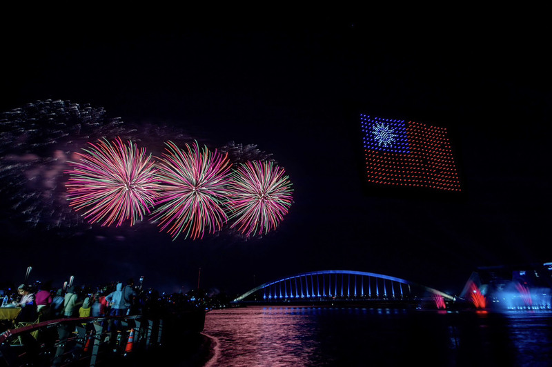 國慶焰火在嘉義  無人機排出中華民國國旗