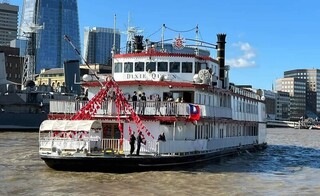 英國僑民慶雙十遊泰晤士河  倫敦塔橋為台灣而開