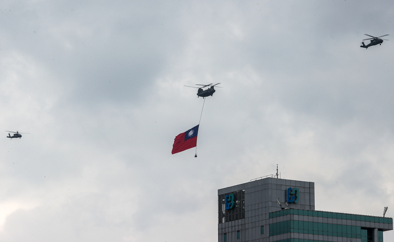 國慶首度三地連線齊唱國歌 巨幅國旗飛越府前上空 | 華視新聞