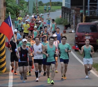路跑慶雙十 竹縣慢跑社團持國旗迎接曙光