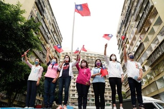 參加國慶升旗  柯志恩：憲法未改就是中華民國