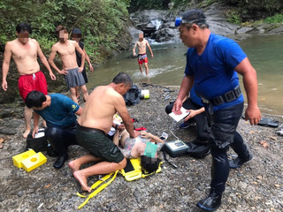 親友同遊屏東牛角灣溪 男為救人反溺斃