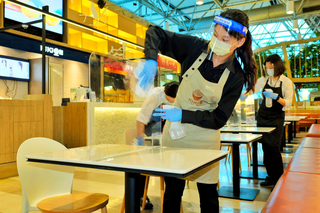 國境13日鬆綁 機場、免稅店忙整備迎旅客