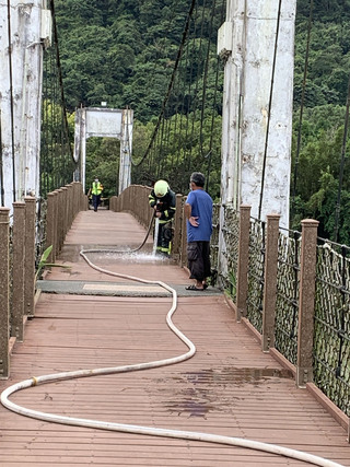 竹縣內灣吊橋木棧橋面又冒煙 疑亂丟煙蒂釀禍