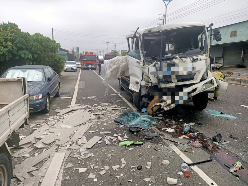 嘉義縣公車大貨車追撞  3人受傷送醫 | 華視新聞