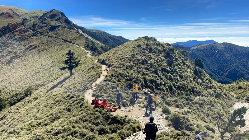 嘉明湖山友摔傷空勤吊掛下山 國慶3天假4起山難救援 | 華視新聞