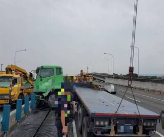 曳引車疑因疲勞駕駛自撞  橫越國道中央護欄