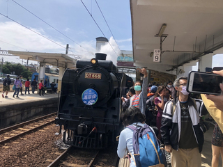 海線通車百年慶 鐵道迷擠大甲月台搶拍蒸汽火車國王