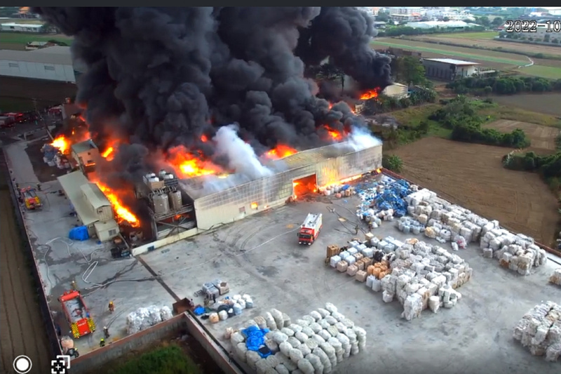 台南回收場火警竄濃煙 環保局監測空品將開罰 | 華視新聞