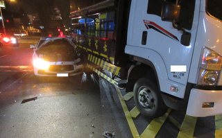 中市瑪莎拉蒂追撞大貨車 車頭全毀駕駛一度閃人