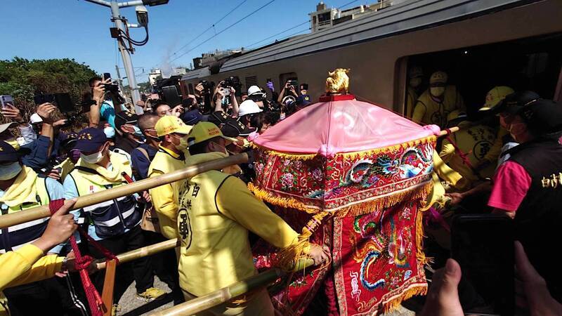 台鐵海線百週年 白沙屯媽祖首次搭乘蒸汽火車祈福 | 華視新聞