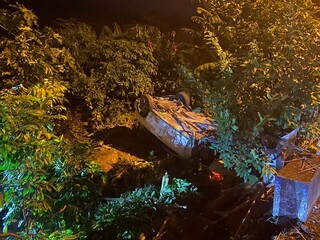 闖紅燈拒檢還衝撞警車 警開12槍駕駛翻車仍逃逸