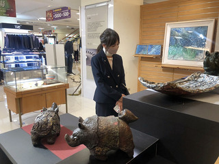 與豐原在地藝廊合作 百貨轉角展出藝術家作品