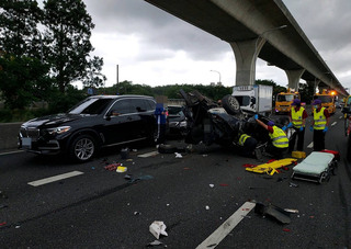 國1北上近機場系統  12車連環車禍2人受傷