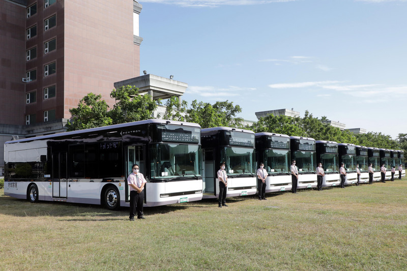 鴻華15輛Model T電動公車交付 年底前台南上路 | 華視新聞